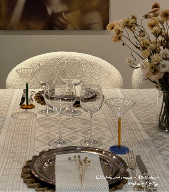 Attebladrose, tafellinnen, 55% katoen / 45% linnen, jacquard weving, Ekelund (Zweden)